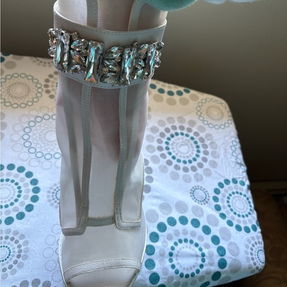 NEW- Karl Lagerfeld Elegant White Heeled Sandals with Crystal Embellishments - Picture 7 of 11